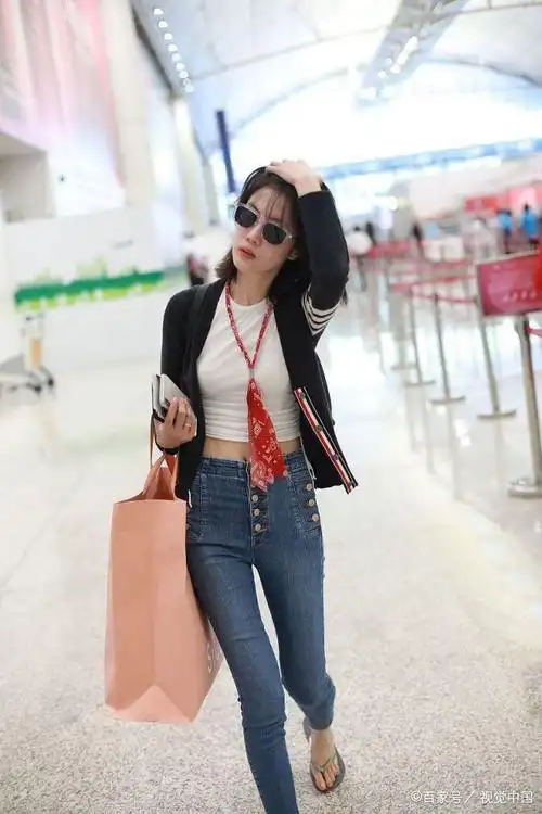 李溪芮现身香港机场,穿简约白t秀蛮腰,这腰这腿这身材真的慕了