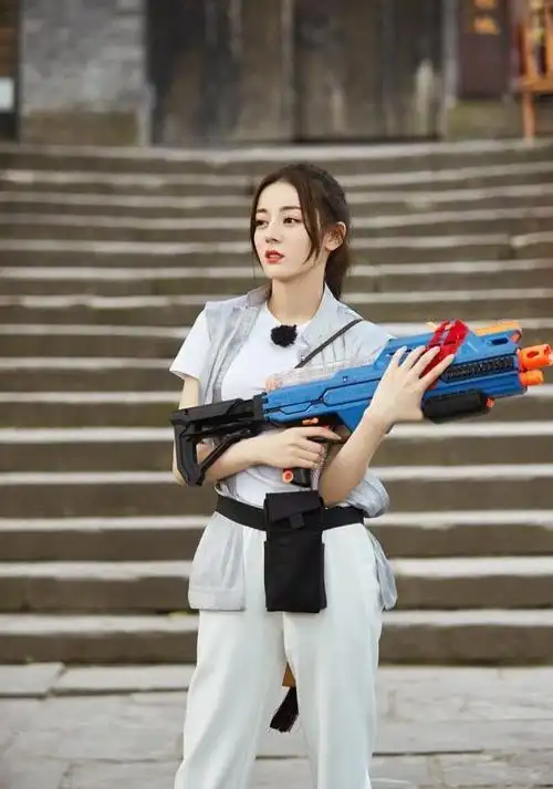 热巴《极限挑战》又换新发型,烫波浪卷扎双马尾,娇俏少女味十足