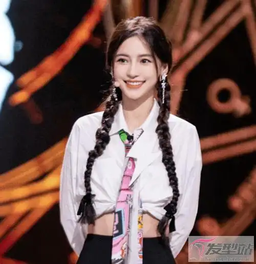 长发扎成麻花辫发型,整个发型干练十足,而且不会担心头发糊一脸,而且