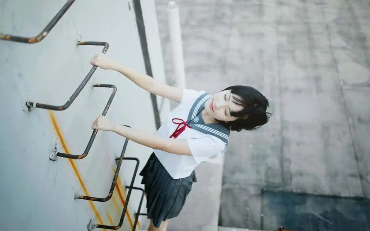 短发清纯校服美女天台写真高清壁纸