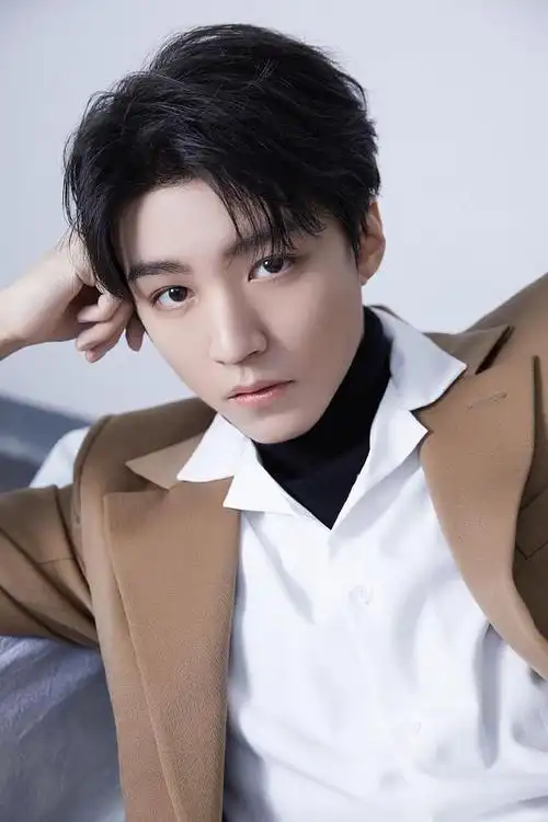 当《摩天轮的思念》前奏响起,王俊凯脚下的升降台突然停滞在离地两米