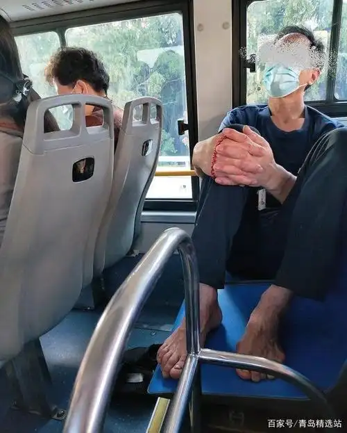 发生在公交车上不文明的一幕,老人光脚踩在座椅上,乘客无语了!