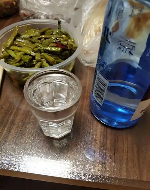 一个人的晚饭:23元外卖叫4个菜,喝了5瓶啤酒3两白酒,我喝醉了