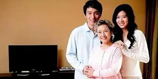 孙子和外孙出国我一人给150000三年后两个人的态度截然不同