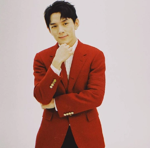 李佳琦"旧照"被疯传,单双眼皮太惊艳,非主流时期帅成小奶狗!