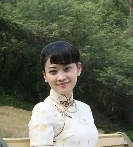 穿旗袍的梅婷太可爱了,造型传统又大气,两位王牌真像妈妈啊!