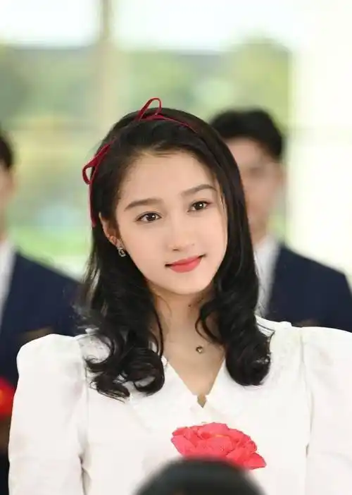 有人曲折艰辛,有人轻易平步青云_关晓彤_杨紫和_杨幂