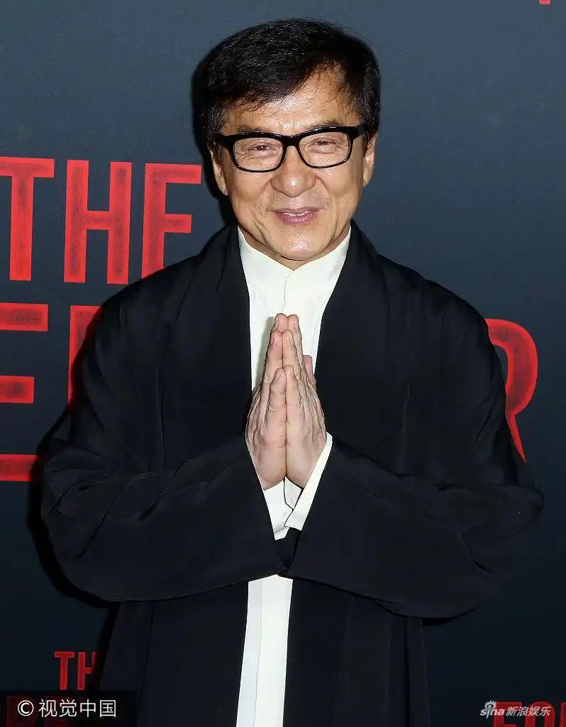 组图:《英伦对决》好莱坞首映成龙抱"国宝"双手合十_高清图集_新浪网