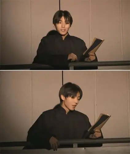 王俊凯毕业大戏穿长大褂饰演说书人中分造型有那味儿