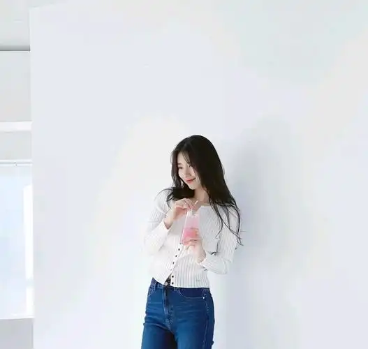 裴秀智的初恋脸很清甜穿针织开衫配蓝色牛仔裤甜美又时尚