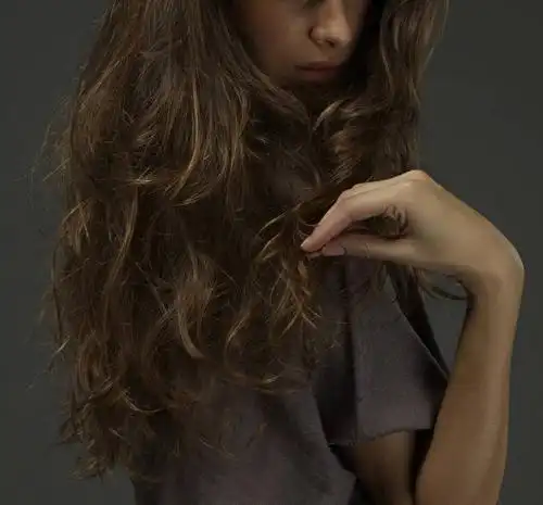 欧洲人,仅一个年轻女性,仅一个女性,仅一个人,灰色背景,服装,棕色,捏