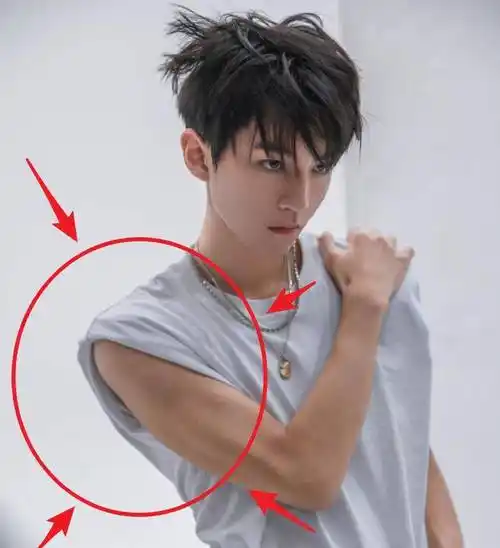 王俊凯写真流出,肌肉线条超级苏,但是却瘦的让人心疼!