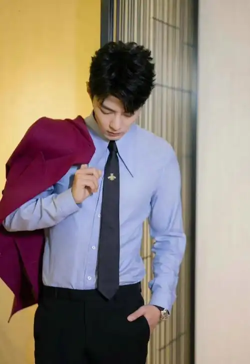 蓝色西服红领带,蓝色西服红领带怎么系(肖战参加微博活动造型解析)