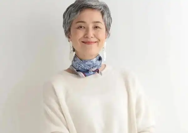 老年人白发多不想染发,什么发型减龄?试试蓬松洋气的小卷发型吧