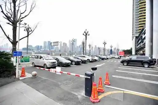 南滨路一室外停车场开放运营