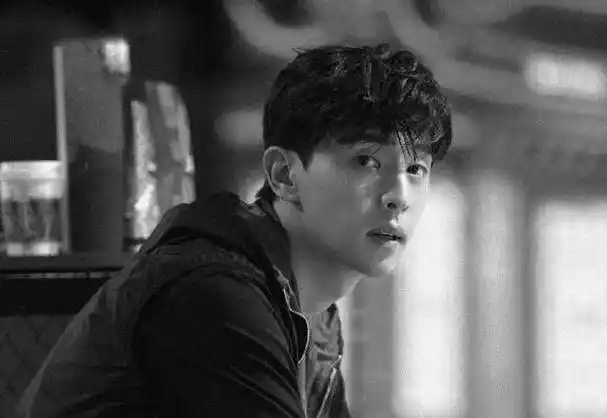 《极限挑战7》路透:邓伦素颜出镜太惊艳,但身材比例"翻车"了