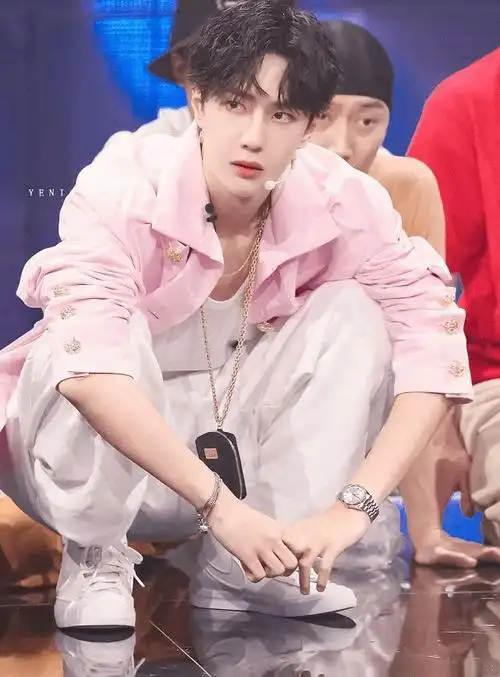 这就是街舞4官宣王一博队长回归梦幻风蓝白挑染造型酷帅登场