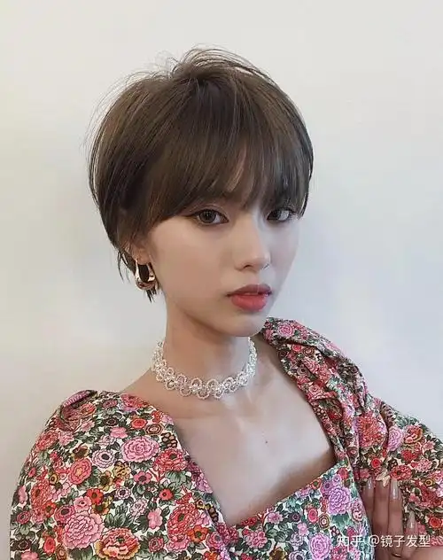 每位爱美的女性都想拥有百变的造型 ,短发可以说是百变发型的代名词