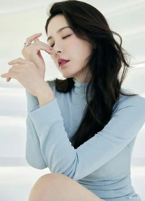 曾黎写真大片 浅色开叉裙 好有气质#曾黎在飞机上的卸妆护肤步骤