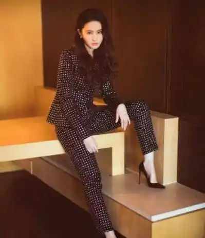 刘亦菲拍大片,大背头 露腰装引热议,"魔鬼滤镜"谁扛得住?