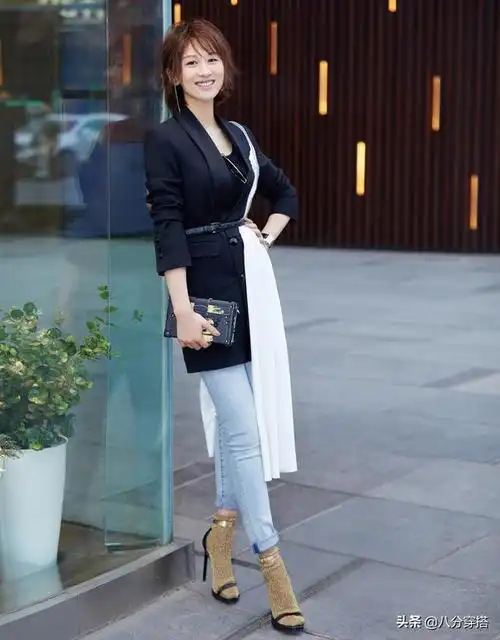 李艾说自己"做作",真空穿露背西装凹造型,骨子里透着超模气质|牛仔裤