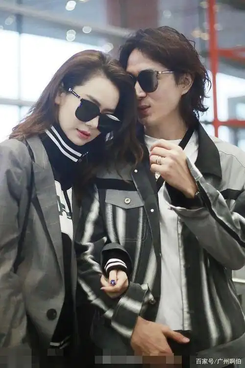 戚薇与老公李承铉现身机场,穿同款情侣衣和墨镜,夫妻俩恩爱十足