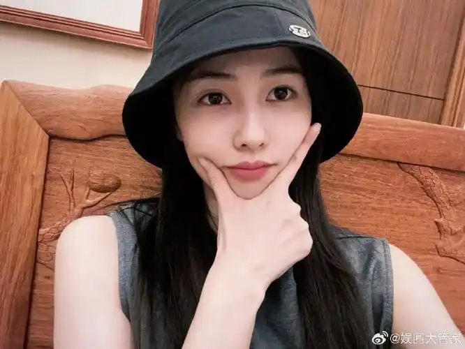 白鹿七月第一天营业照素颜自拍.皮肤状态真好,一点瑕疵都没有.