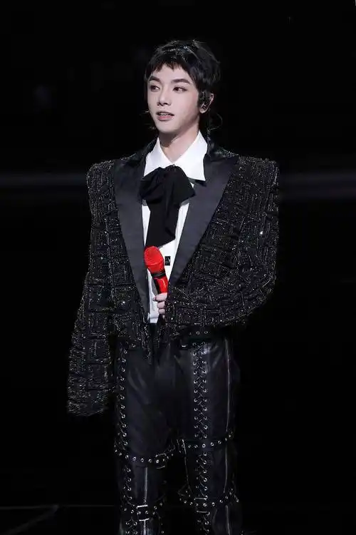 华晨宇黑色亮片垫肩西装搭皮裤摩登吸睛 狼尾发型又酷又野