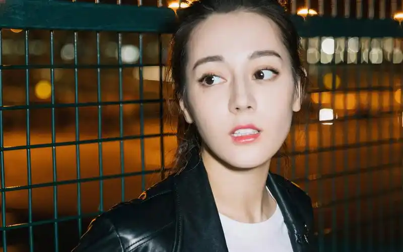 迪丽热巴酷感皮衣性感图片高清壁纸