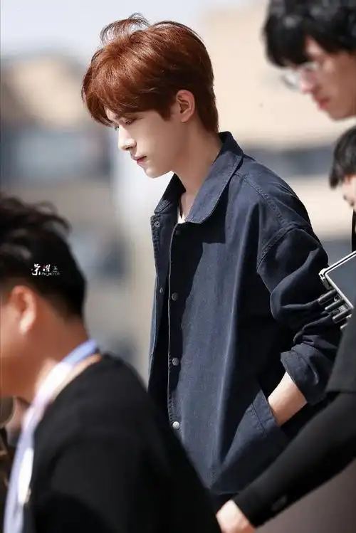 易烊千玺飘雪侧颜