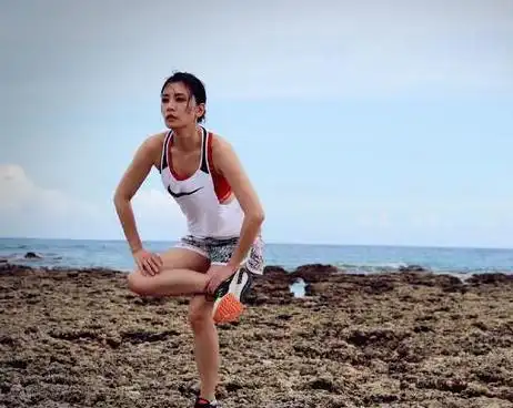 贾静雯一家去海边 萌娃咘咘好可爱