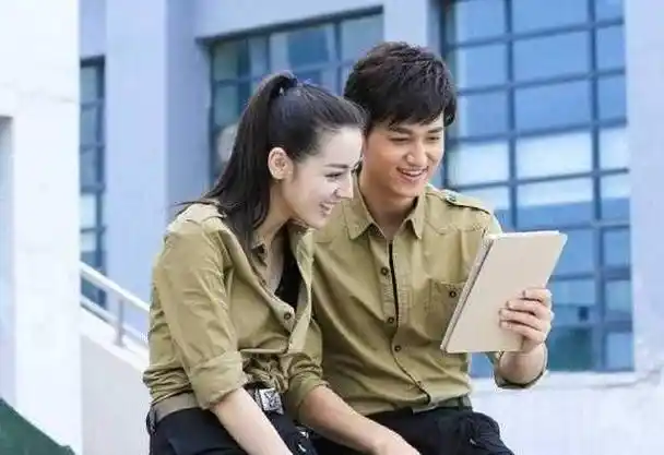 看过《三生三世十里桃花》的都知道,在剧中热巴饰演的白凤九跟高伟光