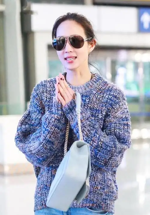 张钧甯随便穿都很美宽松毛衣配牛仔裤走机场气质潇洒又洋气