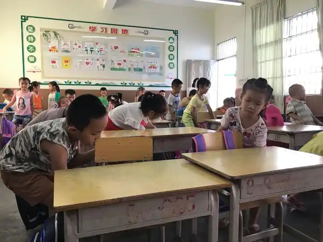 下课铃声响,起立收凳子,凳子轻轻摆放好,我们全班同学都能做得好