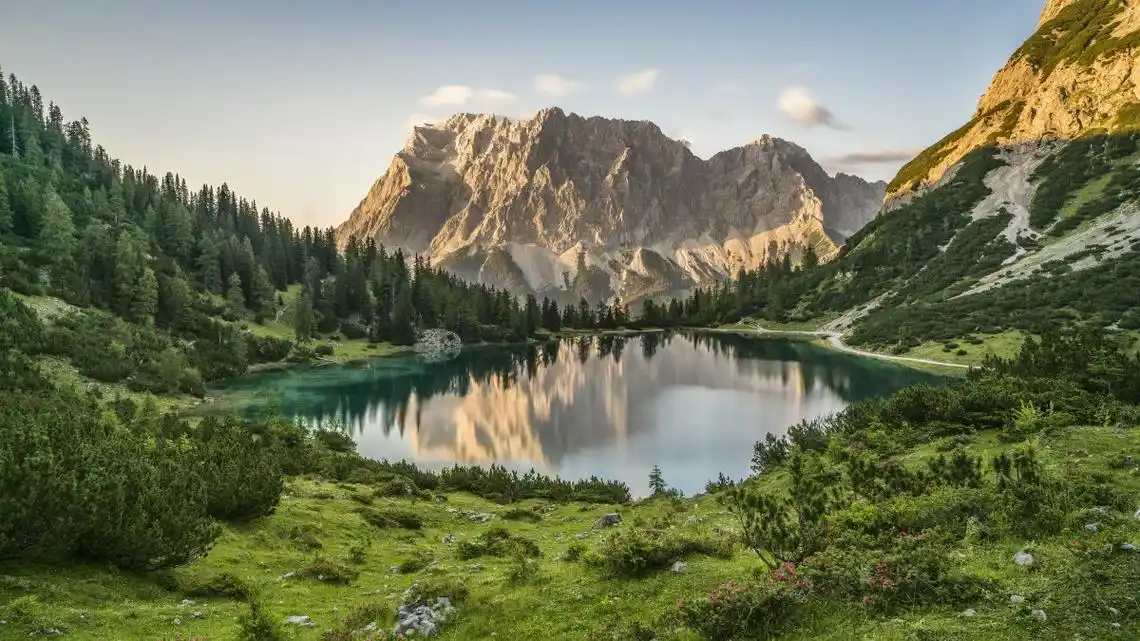 奥地利seebensee高山湖泊风景图片