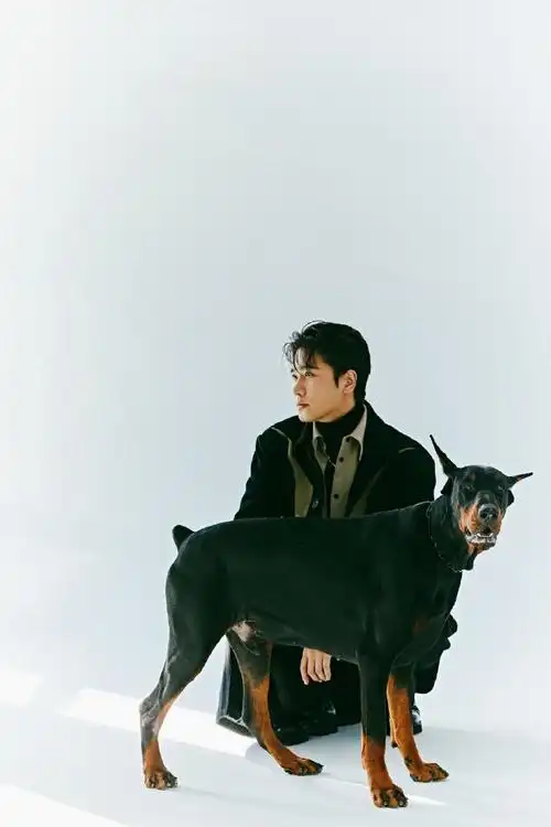 彭冠英都市猎人感写真#彭冠英写真造型分享,皮质长款外套帅气有型