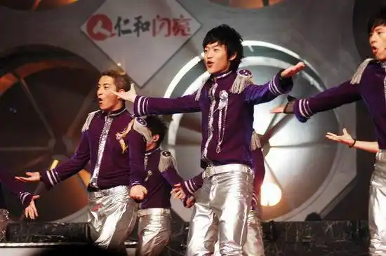 图文:快男13强登场助阵 帅气十足齐飙舞