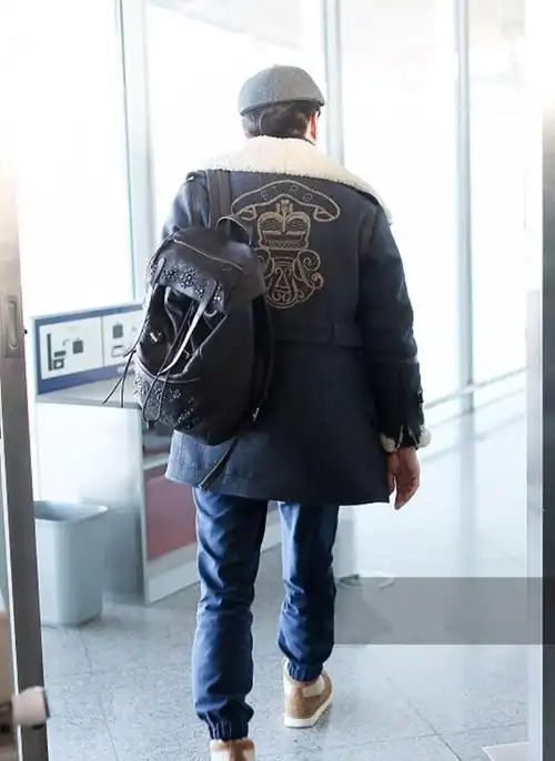 老干部靳东亮相机场羊羔外套配毛衣时尚有型尽显熟男魅力