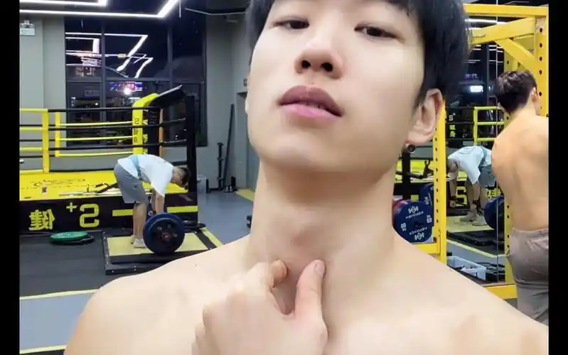 韩系肌肉帅哥展示喉结