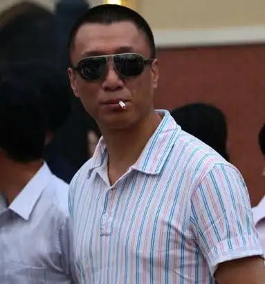 孙红雷 - 街拍控的照片专辑:"帅哥抽烟☆→ 哪个更销魂?" - 开心网