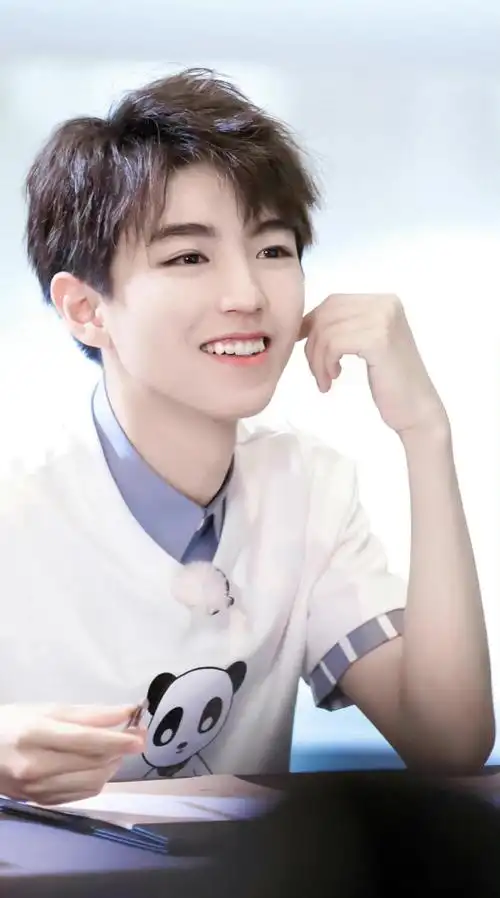 王俊凯牙齿嘎嘎白