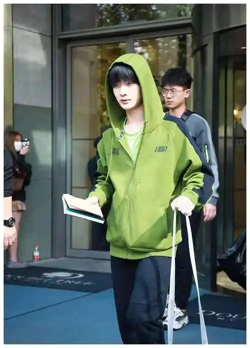 原创周震南新造型好抢眼牛油果外套搭休闲裤青春少年范十足