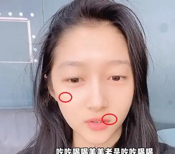 关晓彤素颜录视频怼脸拍不小心暴露真实颜值假发片更加抢眼