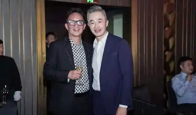 东方卫视多名主持人参加周正毅的生日会!现场大谈"不忘初心"