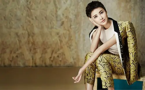 美女明星干练帅气的张歆艺写真