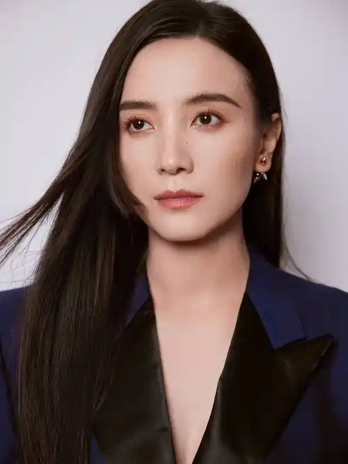 宋佳出席路易威登2022春夏女装秀 利落西装酷似女舰长