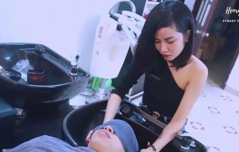 越南理发店洗头洗发放松按摩 冷艳美女技师技术相当棒