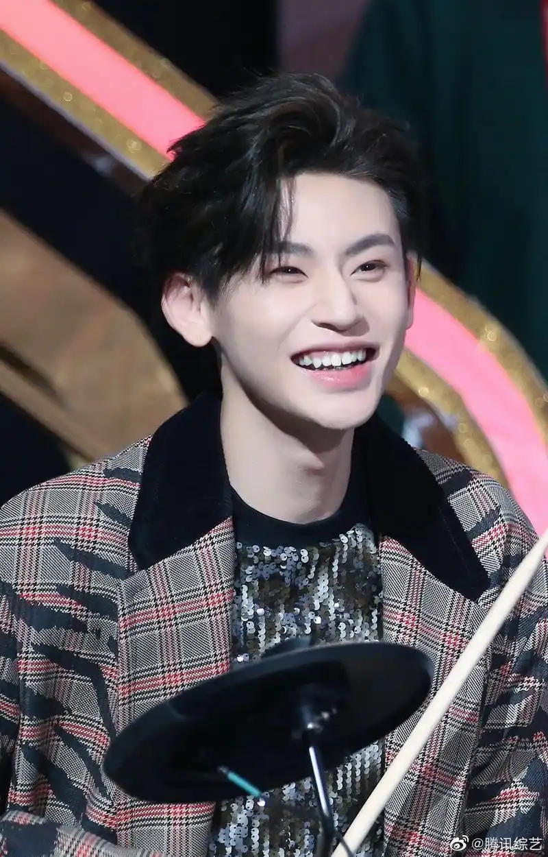 小鬼王琳凯早安快来接受绝世小可爱的甜笑暴击