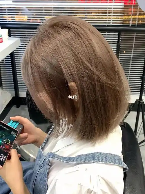 属于秋冬的混血发色奶茶灰棕色