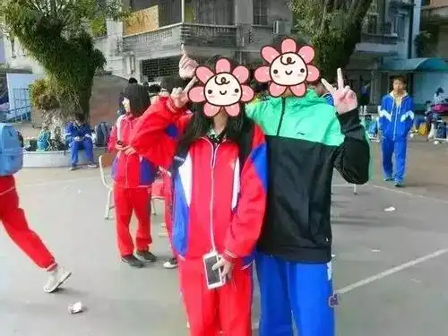 校服可以说是学校的代表,学生的象征无论何处,校服的身影都在~就连